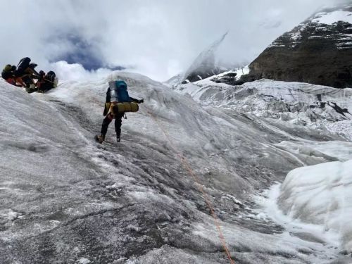 鲁普耐特集团助力清华大学登山队成功登顶姜桑拉姆峰